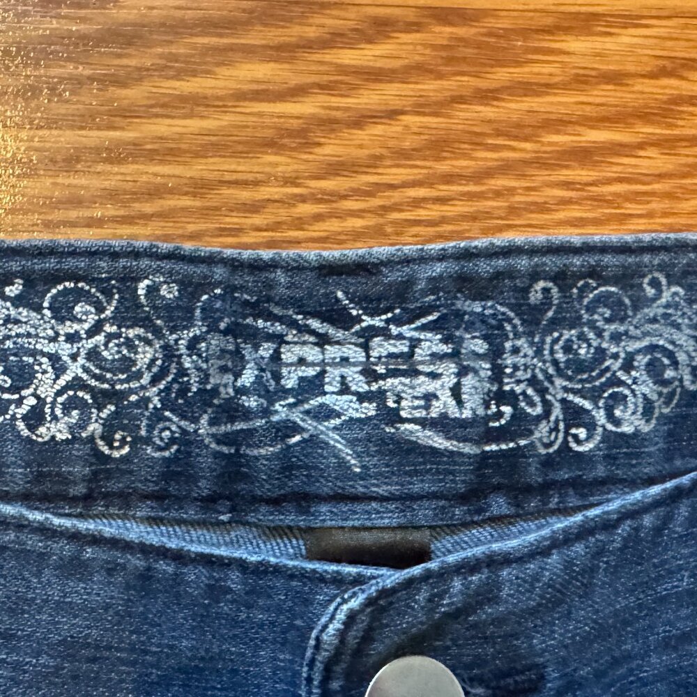 Express Low Rise Jean Shorts - Picture 8 of 9